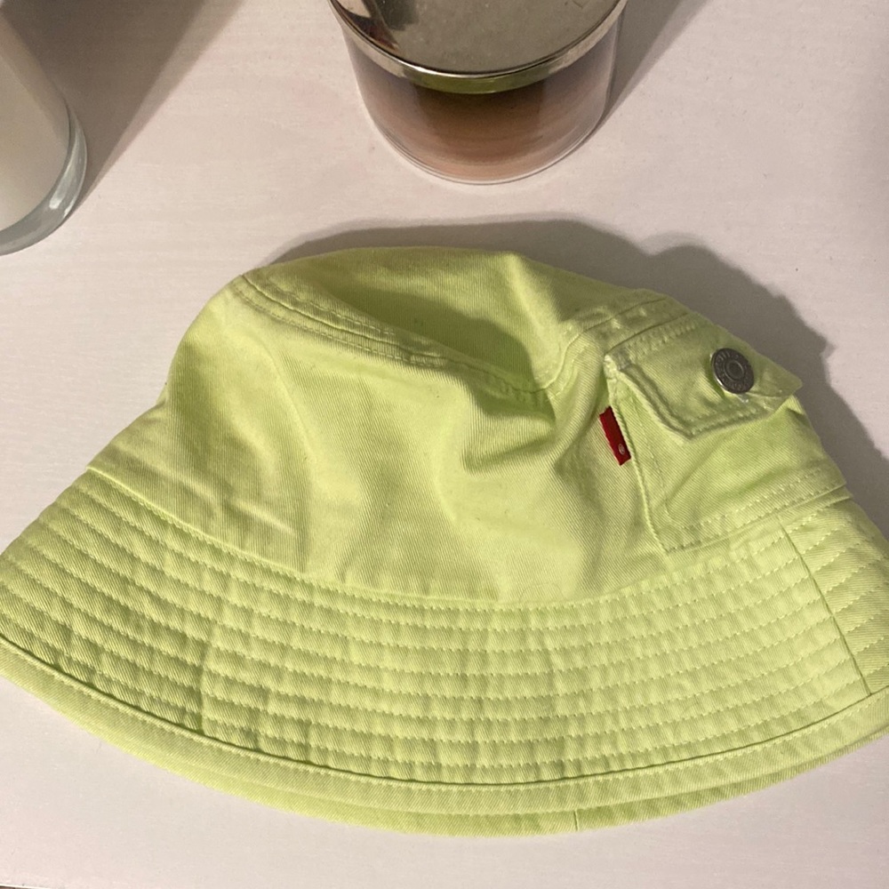 Cute lime green Levi’s bucket hat!